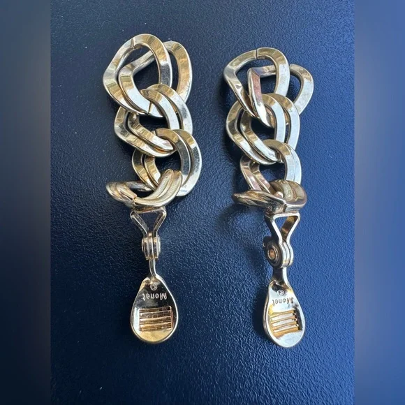 Vintage Monet gold tone chain necklace and clip-on earring set - Picture 6 of 10
